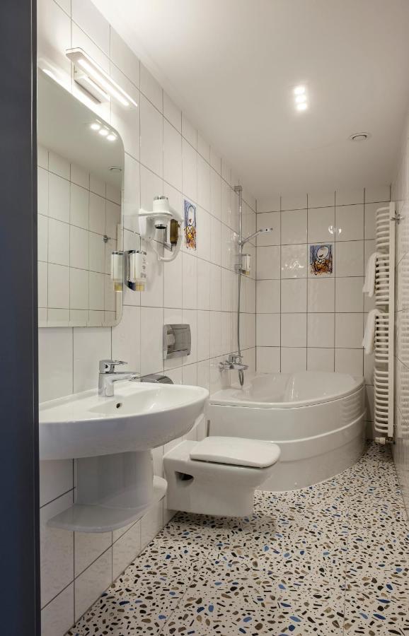 Hotel H12**** Krakau Buitenkant foto